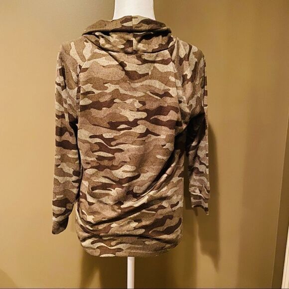 Runway Ready Couture Camo Shirt Size Large - Picture 5 of 12